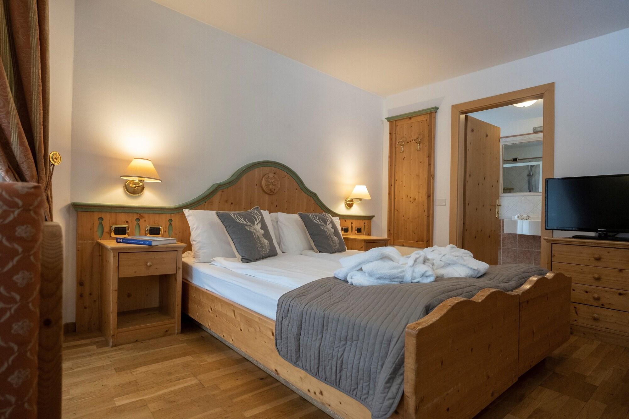 Hotel Soreghes Gran Chalet Campitello di Fassa Dış mekan fotoğraf